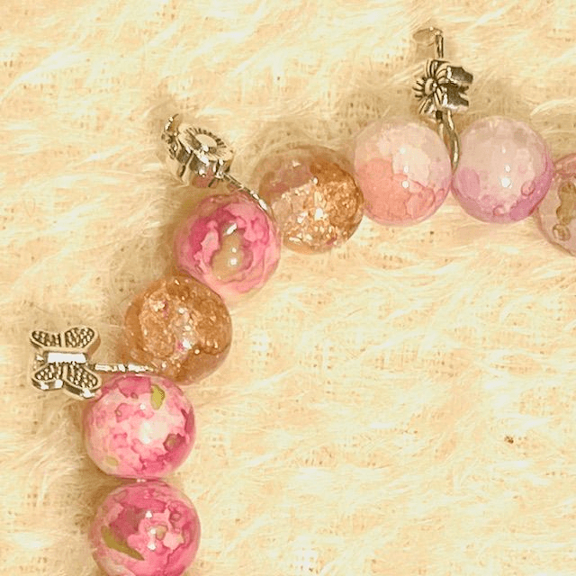 B04 - Bracelet perles verre marbrées rose et breloques
