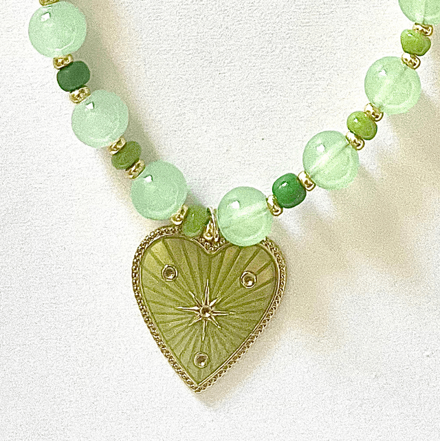C21 - Collier perles en verre et pendentif cœur 