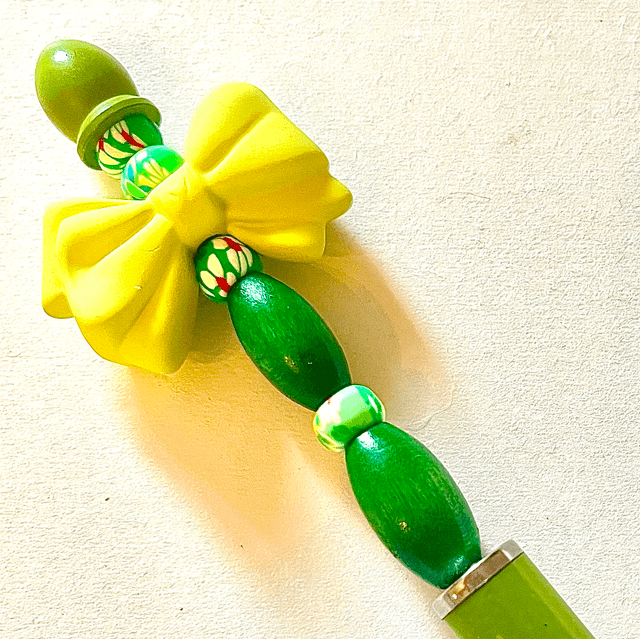 S35 - Stylo à perles noeud vert
