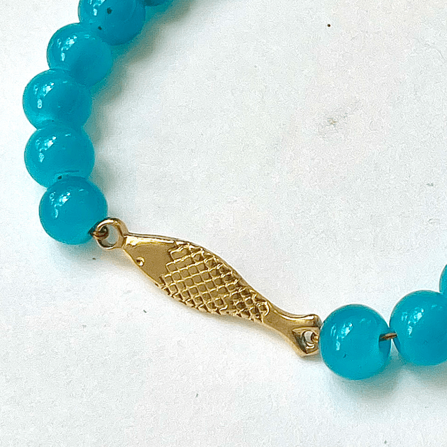 B95 -Bracelet perle en verre et breloque poisson 
