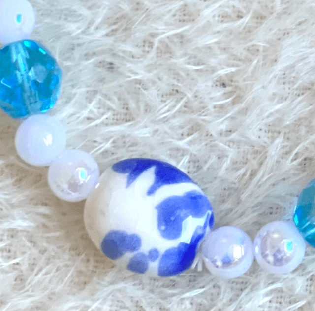 D04 Dragonne perles ton bleu et blanc et perles porcelaine