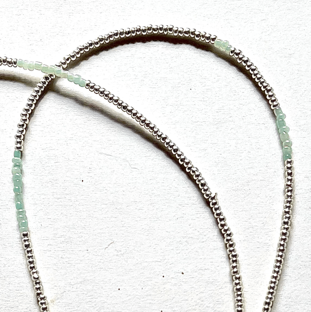 C28 - Collier perles verre et jade néphrite 