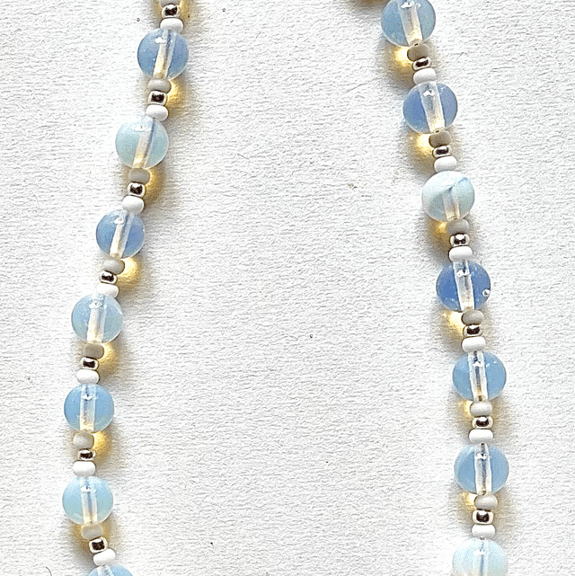 C33 - Collier perle verre opale et cœur ex-voto argenté