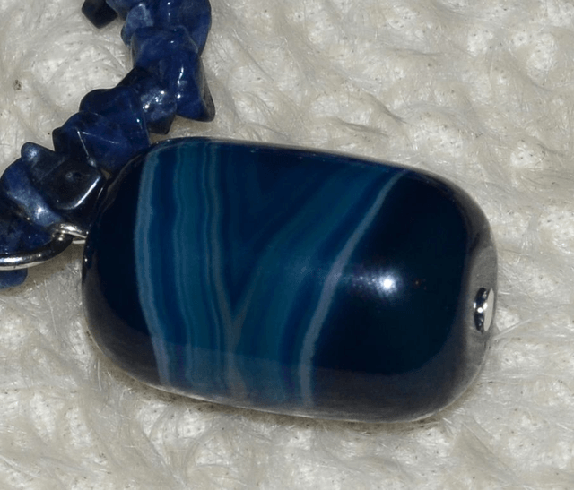 C03 - Collier perle en verre et sodalite, pendentif agate