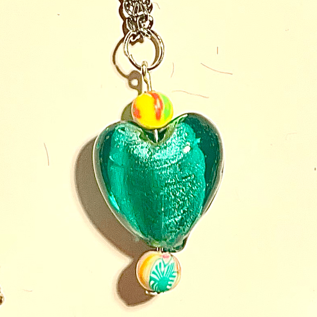 D25 - Dragonne perles silicone, verre et métal
