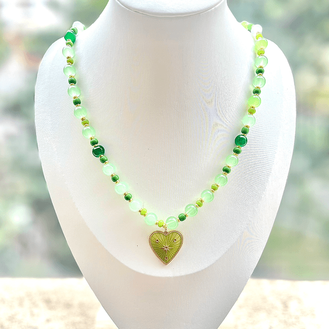 C21 - Collier perles en verre et pendentif cœur 