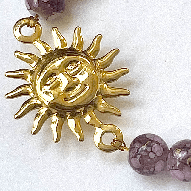 B98 - Bracelet perles en verre et breloque soleil