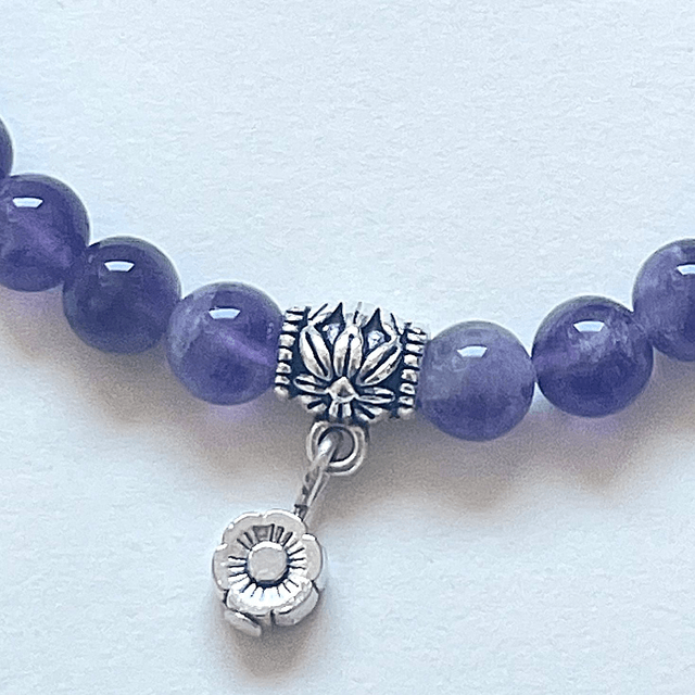 B49- Bracelet améthyste et charms en métal