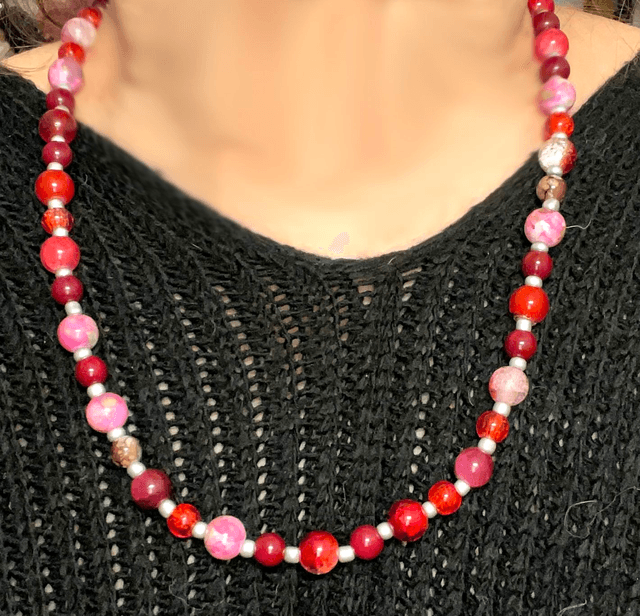 C01 - Collier perles en verre ton cerise et rose et perles métal