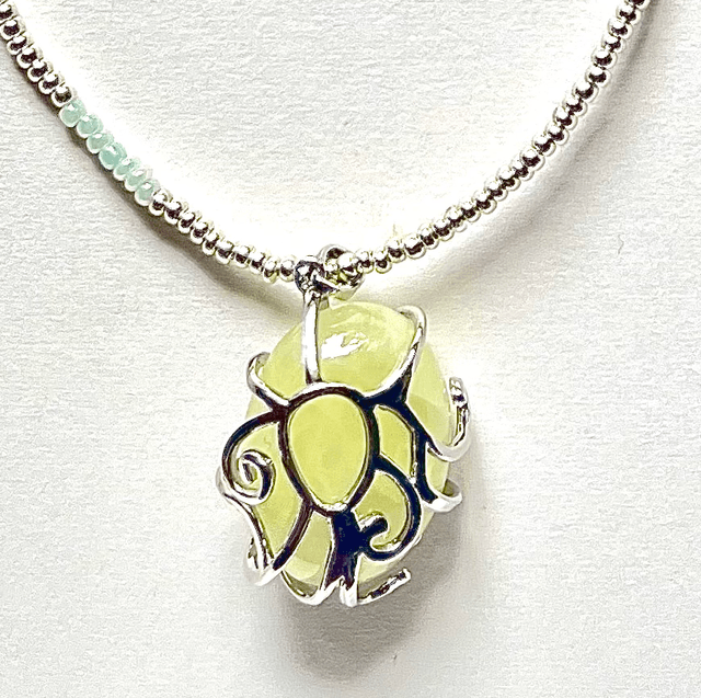 C28 - Collier perles verre et jade néphrite 