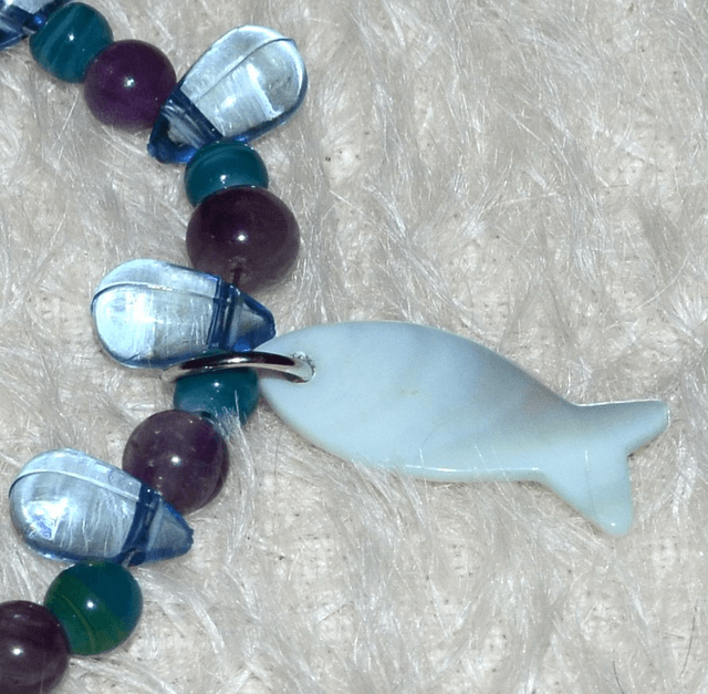 B65 - Bracelet perles verre ronde, goutte et breloque poisson