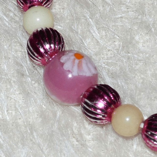 B64 - Bracelet en perles verre, perles métal rosé et perle verre peinte
