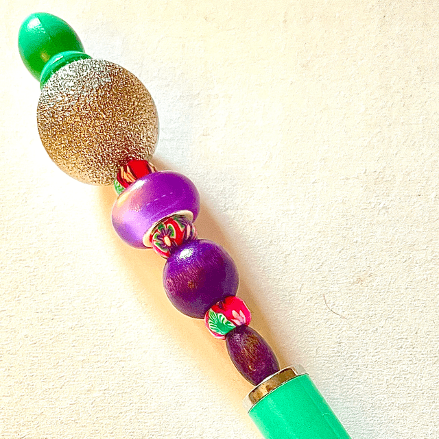 S27 - Stylo à perles verre, bois et paillettes 