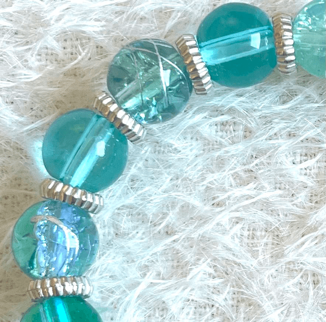 B31 - Bracelet perles verre ton vert et inter perles métal