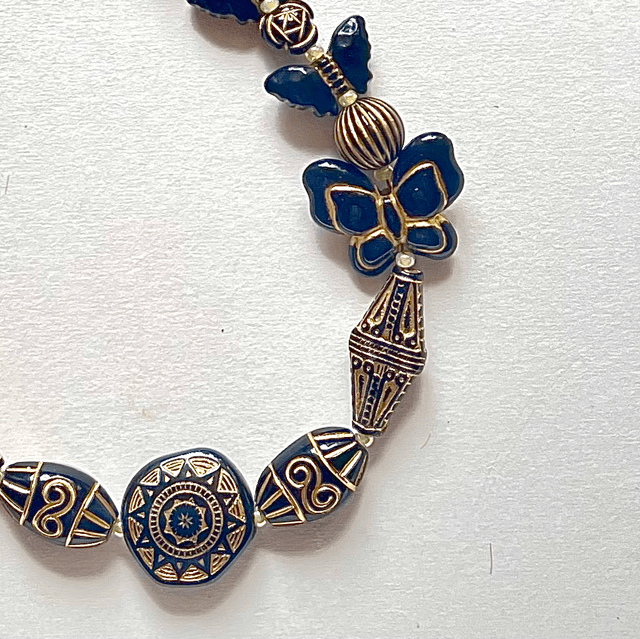C05 - Collier perle acrylique ton noir et doré