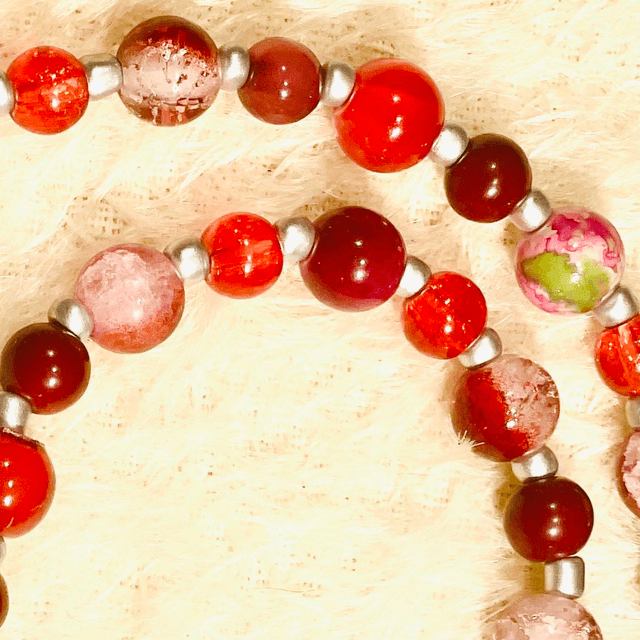 C01 - Collier perles en verre ton cerise et rose et perles métal