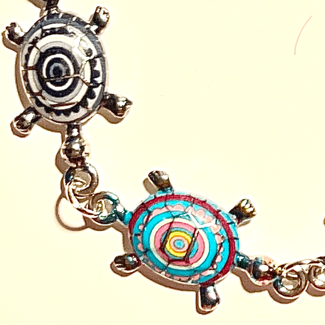 B107 - Bracelet tortues en métal multicolore