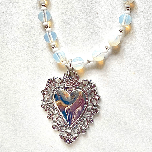 C33 - Collier perle verre opale et cœur ex-voto argenté
