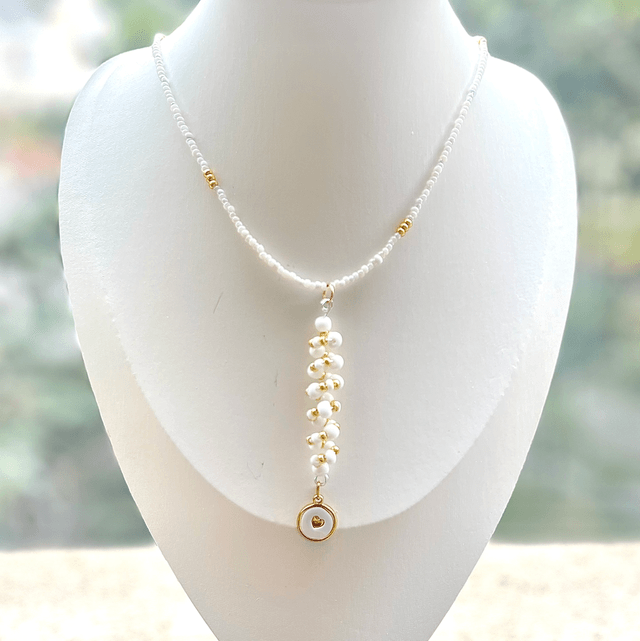 C23 - Collier perles de rocaille et pendentif 