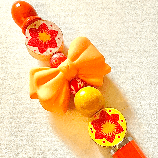 S37 - Stylo à perles noeud orange
