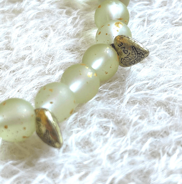 B41 - Bracelet perles verre ton vert et inter perles métal