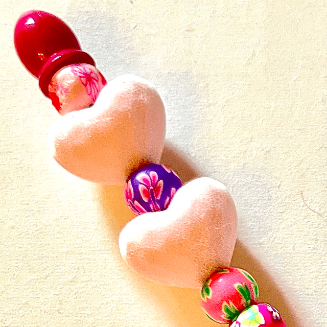 S31 - Stylo à perles cœurs roses