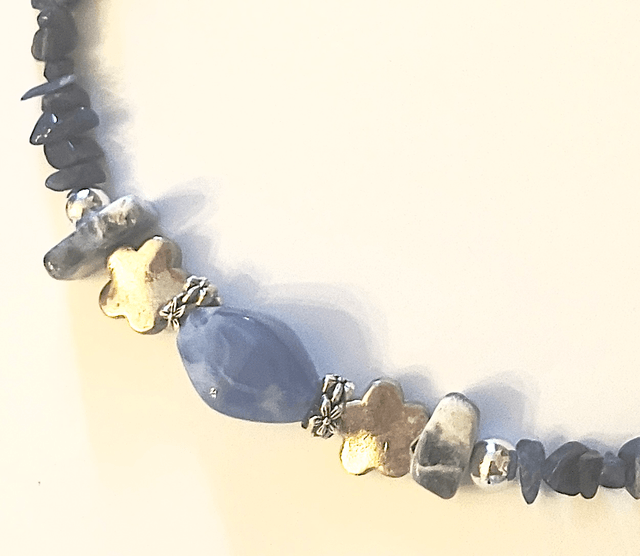 C10 - Collier perles en verre et sodalite 