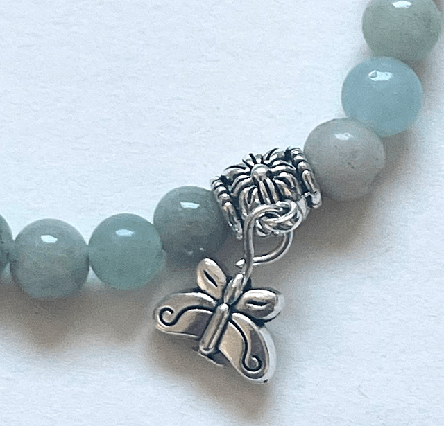 B44- Bracelet calcite et charms en métal