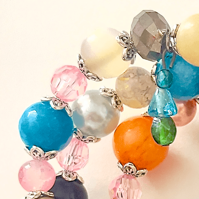 B92 - Bracelet perles sur fil mémoire de forme