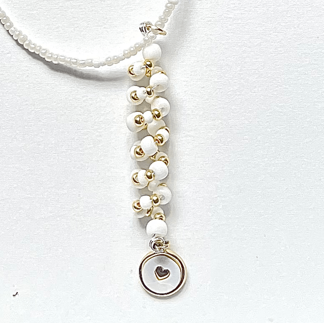 C23 - Collier perles de rocaille et pendentif 