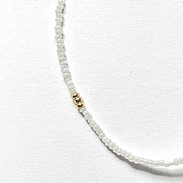 C23 - Collier perles de rocaille et pendentif 