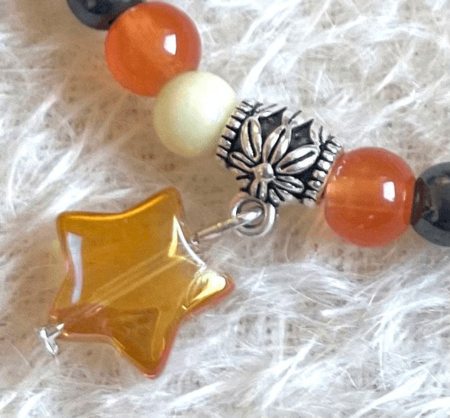B37 - Bracelet perles verre orangé, écru et hématite 