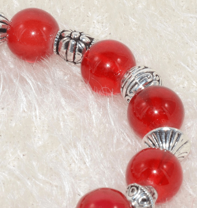 B16 - Bracelet perles verre cerise et breloques