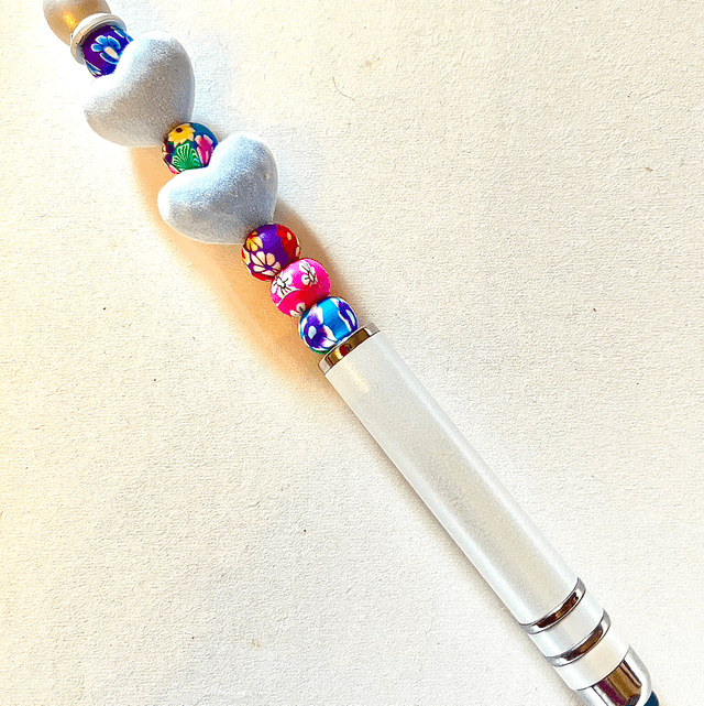 S30 - Stylo à perles cœurs bleus