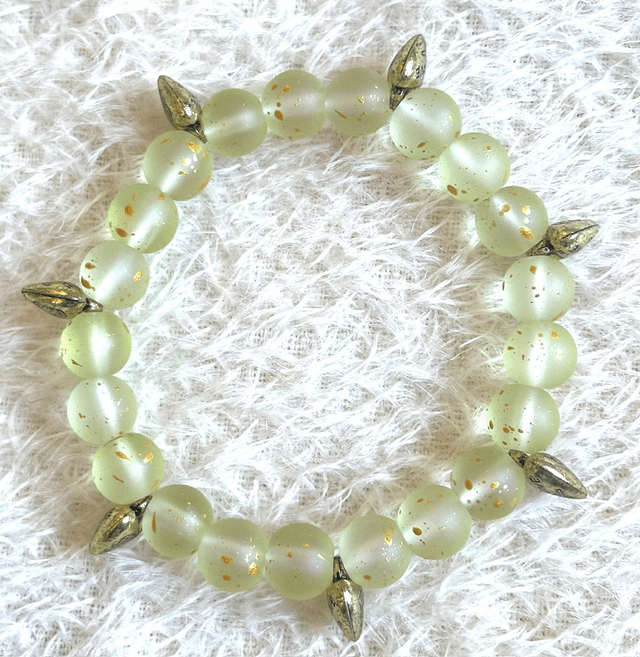 B41 - Bracelet perles verre ton vert et inter perles métal