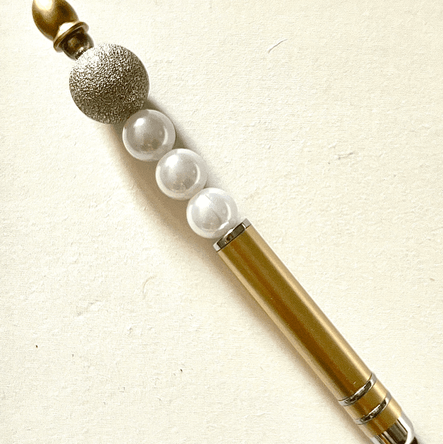 S24 - Stylo à perles blanches et à paillettes 