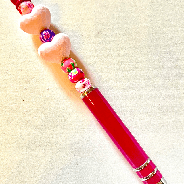 S31 - Stylo à perles cœurs roses