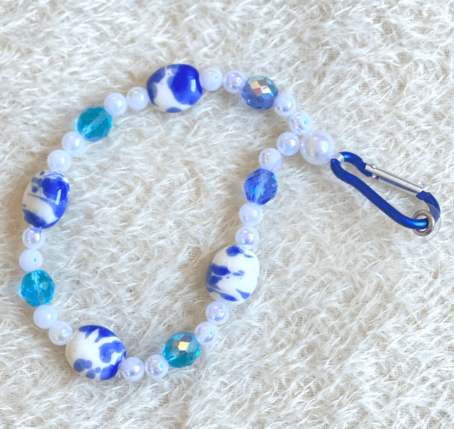 D04 Dragonne perles ton bleu et blanc et perles porcelaine
