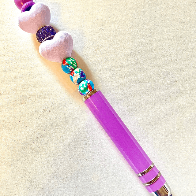 S29 -  Stylo à perles cœurs violets 