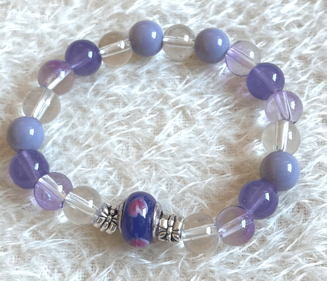 B39 - Bracelet perles verre ton violet et céramique